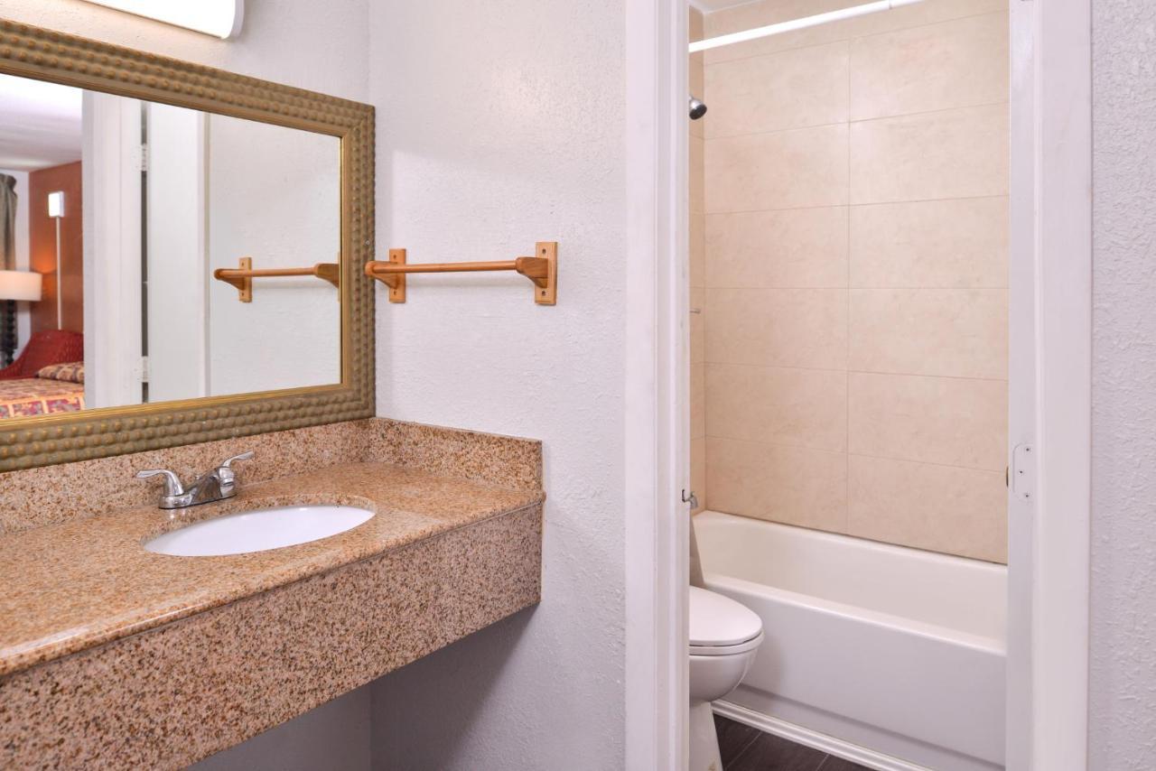 Americas Best Value Inn Richmond South Bellwood Extérieur photo